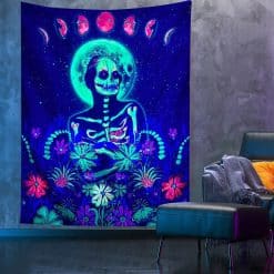 Tenture Murale Squelette Attendrissant Pleine Lune et Fleurs - effet lumière noir