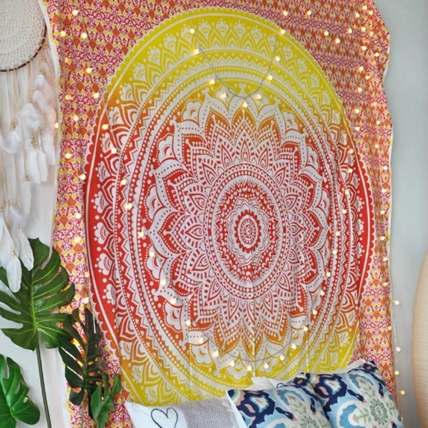 Vue côté Tenture Murale Mandala Éclat du Soleil - 100% coton - Fait à la main