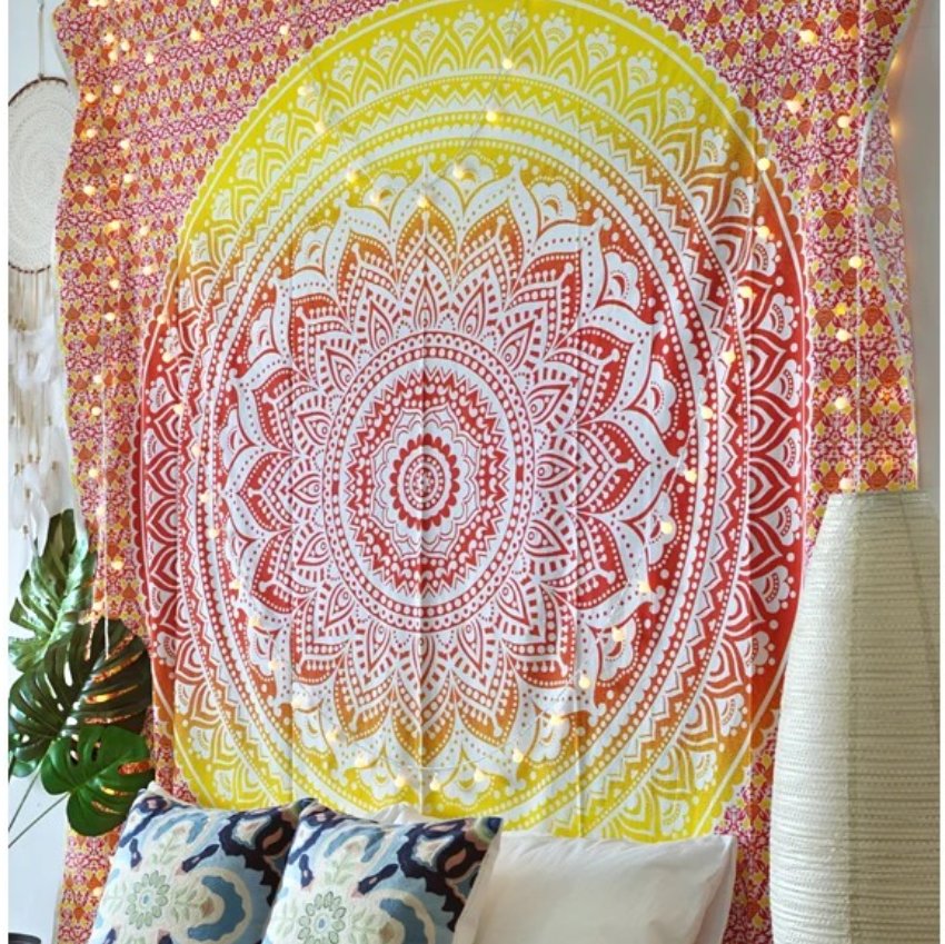 Vue de côté de la Tenture Murale Mandala Éclat du Soleil - 100% coton - Fait à la main