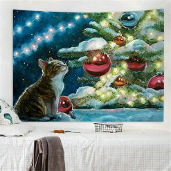 Tenture Murale Chat de Noël – Contemplation Féline sous le Sapin