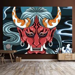 Tenture Murale Japonaise "Démon Rouge aux Cornes d’Os" - Masque Oni Tribal & Brumes Mystiques