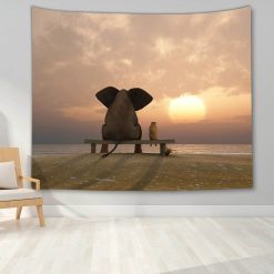 Tenture Murale Animaux - Camaraderiei Crépusculaire Éléphant et Chien face au Soleil Couchant