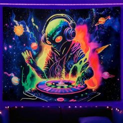 Tenture Murale Laumière Noire - DJ Alien Galactique en Plein Mix Cosmique