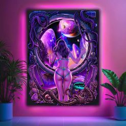 Tenture Murale Lumière Noire - Exploratrice Galactique en Hublot Néon