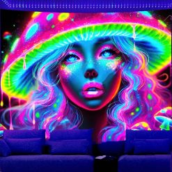 Tenture Murale Lumière Noire - Muse Psychédélique au Chapeau Fongique
