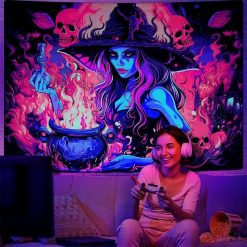 Tenture Murale Lumière Noire - Sorcière Néon et Chaudron Enflammé