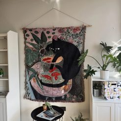 Tenture Murale Bohème Japonaise "Chat Curieux et Carpes du Silence" - 130 x 160 cm