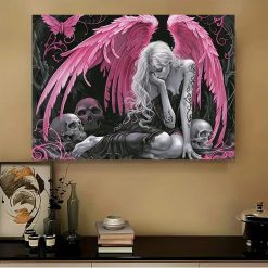 Tenture Murale Gothique "Ange Déchu aux Ailes Rosées"