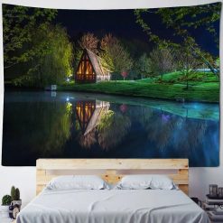 Tenture Murale Nature Chalet Illuminé et Reflets au Bord de l'Eau