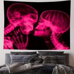 Tenture Murale Tête de Mort 'Baiser Électrique des Âmes Roses'