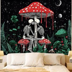 Tenture Murale Tête de Mort - Étreinte Éternelle sous l’Amanite Lunaire