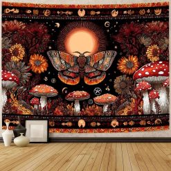 Tenture Murale Hippie Papillon de Nuit et Champignons Enchantés sous le Soleil Couchant