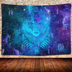 Tenture Murale Viking " Ours Cosmique aux Runes Nordiques"
