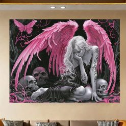 Tenture Murale Gothique « Ange Déchu aux Ailes Roses »